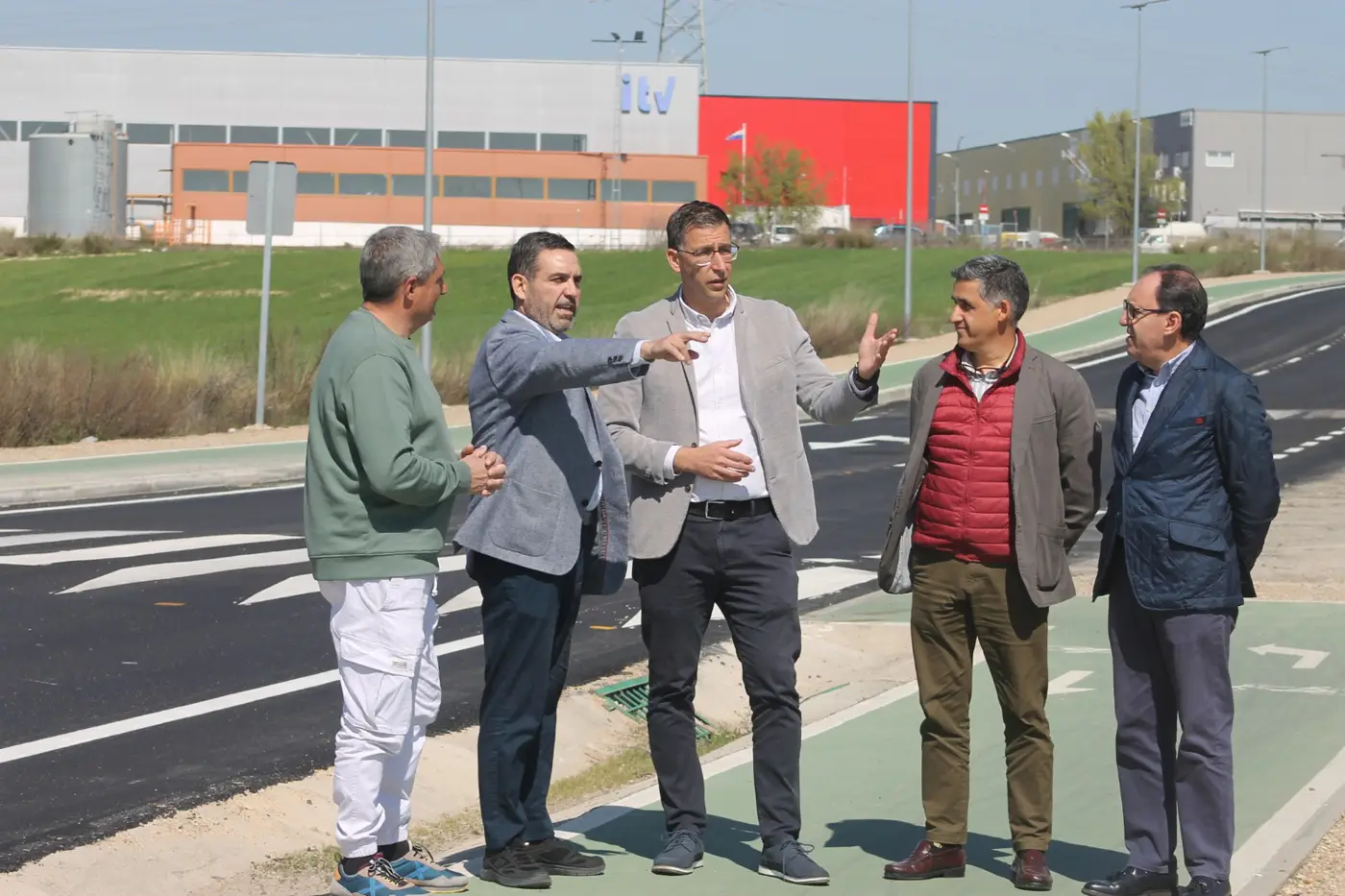 El alcalde de Seseña y representantes de la Diputación visitan la finalización de la apertura del Camino de Ciempozuelos (2)