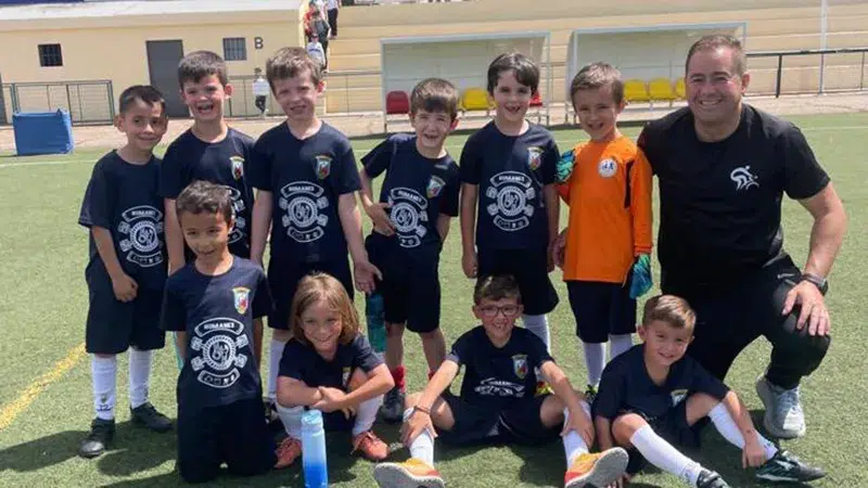 Jugadores del deporte base de Mocejón celebrando un éxito deportivo