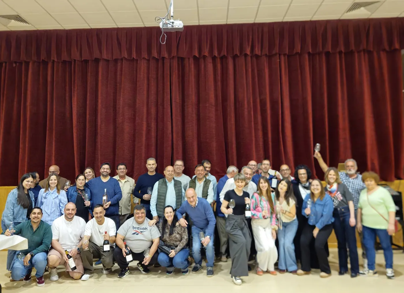 Participantes en la cata de vinos en Alameda de la Sagra durante la jornada enológica Participantes en la cata de vinos en Alameda de la Sagra durante la jornada enológica