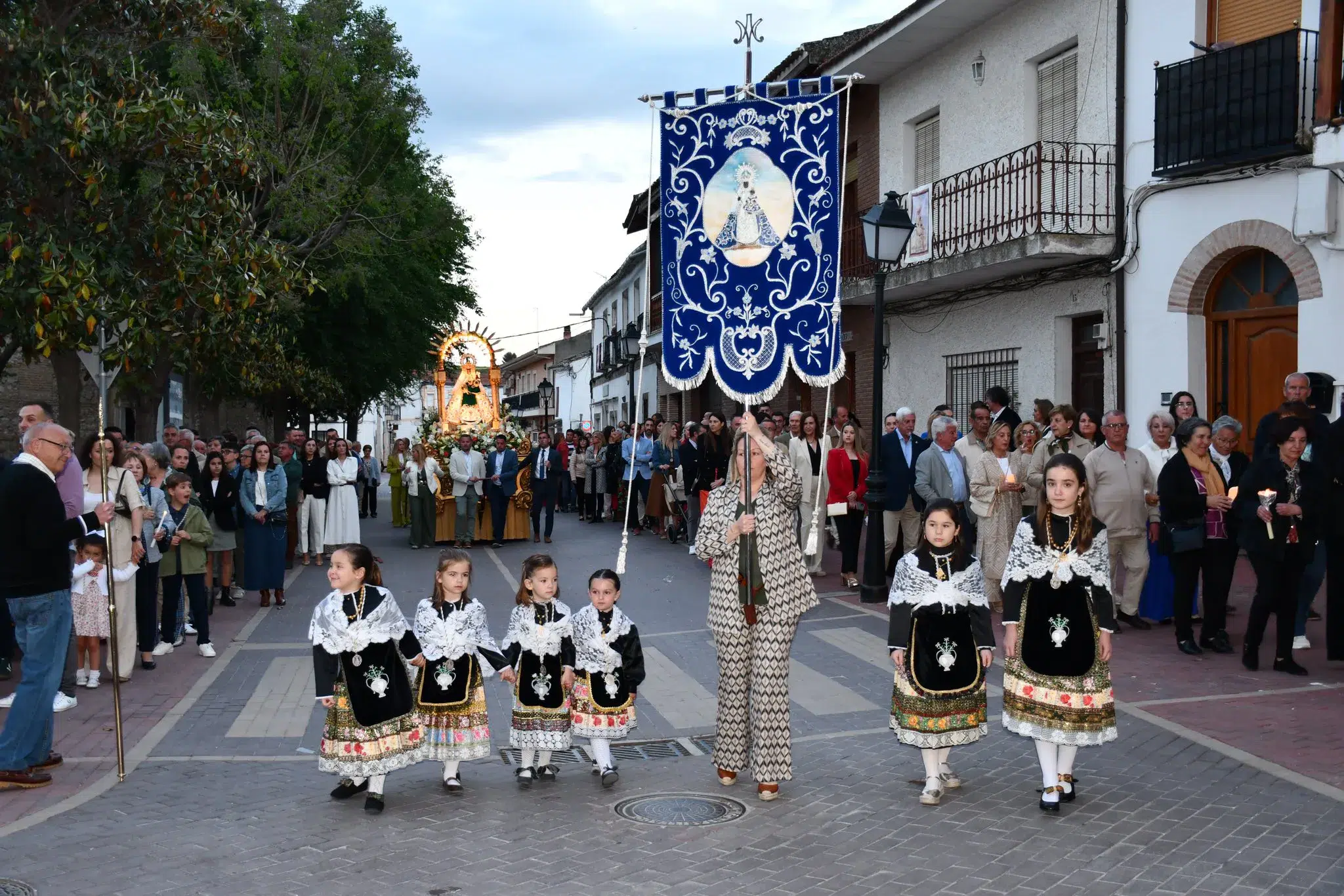 Fiestas Virgen de la salud Boro niñas procesionando