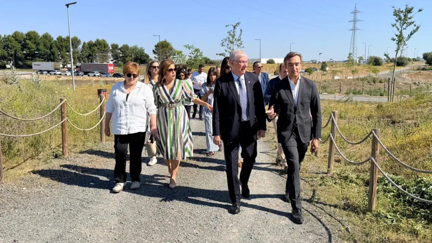 Autoridades locales y de Valfondo paseando por la nueva zona verde Pradillos II en Illescas.