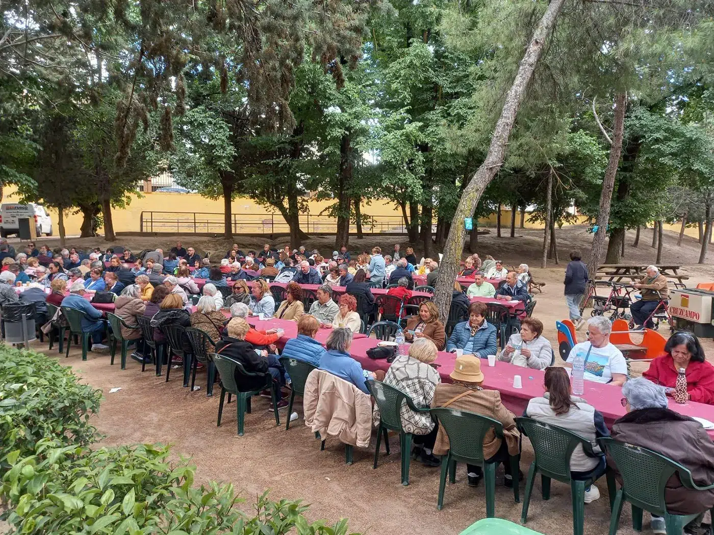 Vecinos participando en la Feria Urbana del Deporte y actividades para mayores en Olías del Rey Vecinos participando en la Feria Urbana del Deporte y actividades para mayores en Olías del Rey