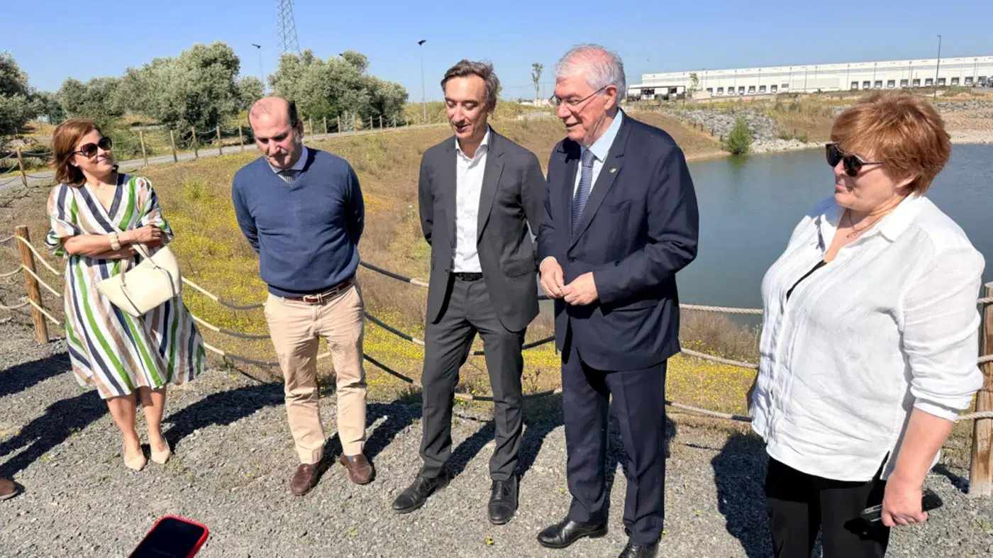 Autoridades locales y de Valfondo paseando por la nueva zona verde Pradillos II en Illescas. Autoridades locales y de Valfondo paseando por la nueva zona verde Pradillos II en Illescas.
