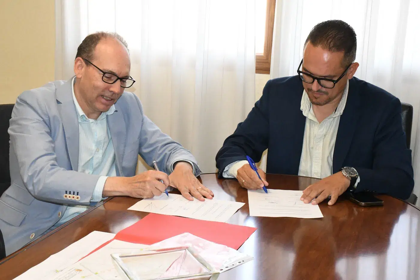 Firma del acta de cesión del colector municipal de Numancia de la Sagra entre administraciones (3) Firma del acta de cesión del colector municipal de Numancia de la Sagra entre administraciones (3)